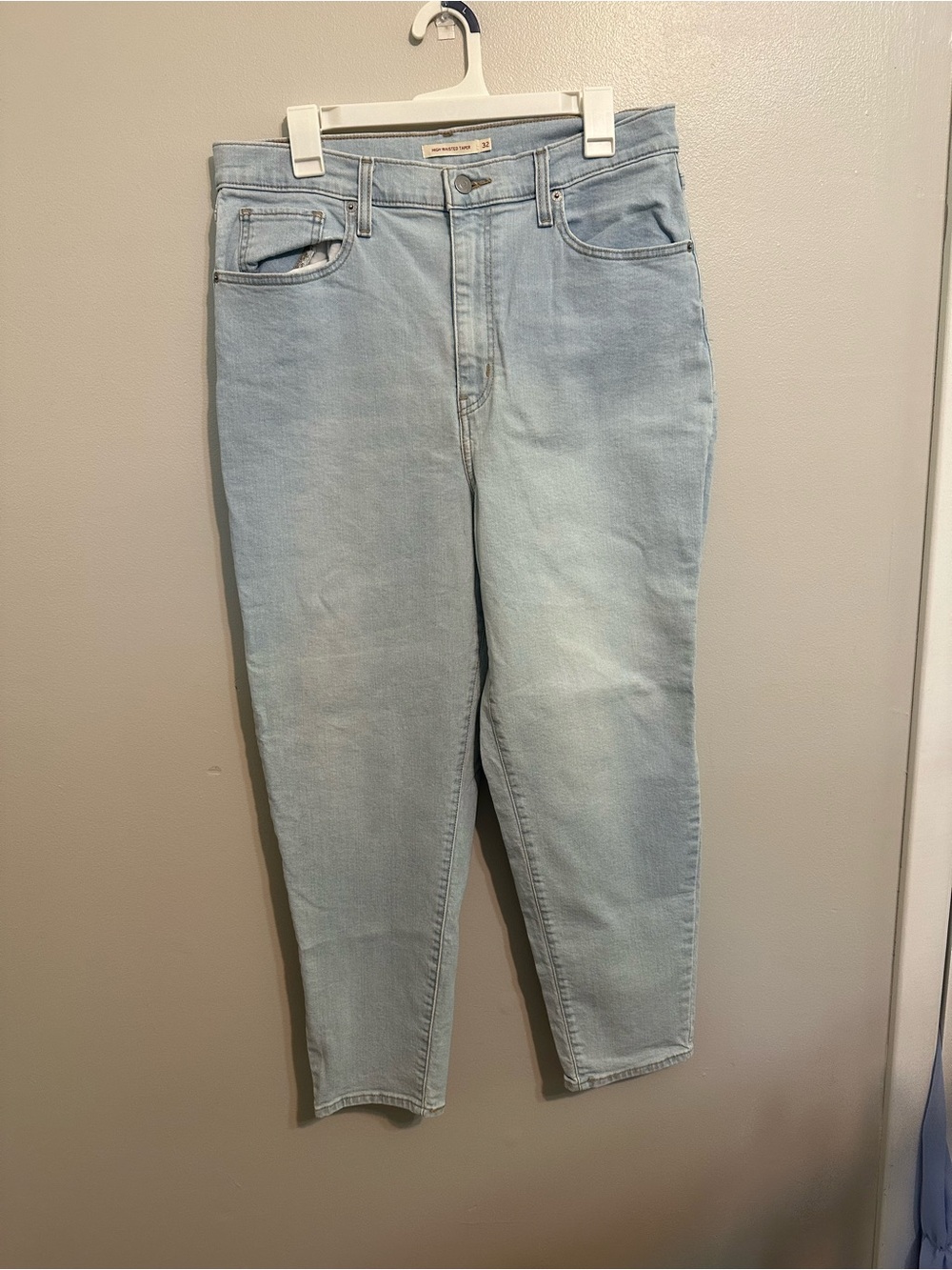 Women’s Light Washed Levi Jeans